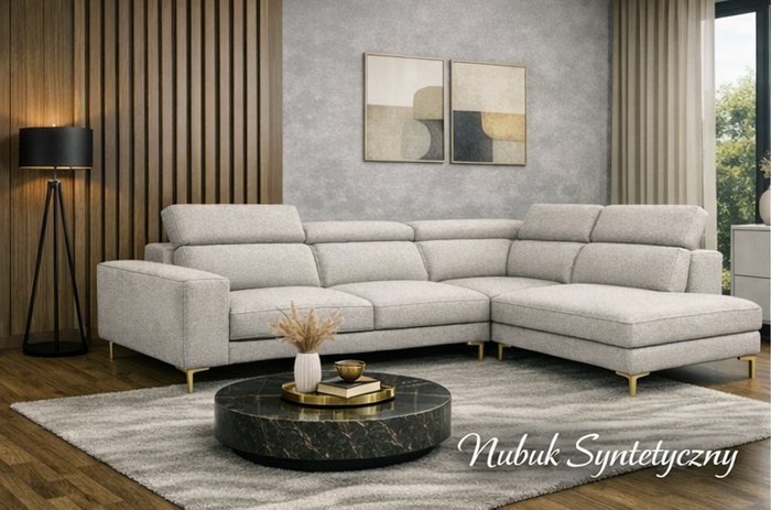Narożnik tapicerowany jasnoszarą tkaniną typu nubuk syntetyczny, ustawiony w nowoczesnym salonie z marmurowym stolikiem, drewnianą podłogą i minimalistycznymi dekoracjami.