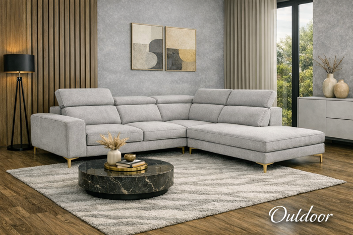 Narożnik tapicerowany jasną tkaniną outdoor, ustawiony w eleganckim salonie z marmurowym stolikiem, drewnianą podłogą i minimalistycznymi dekoracjami.