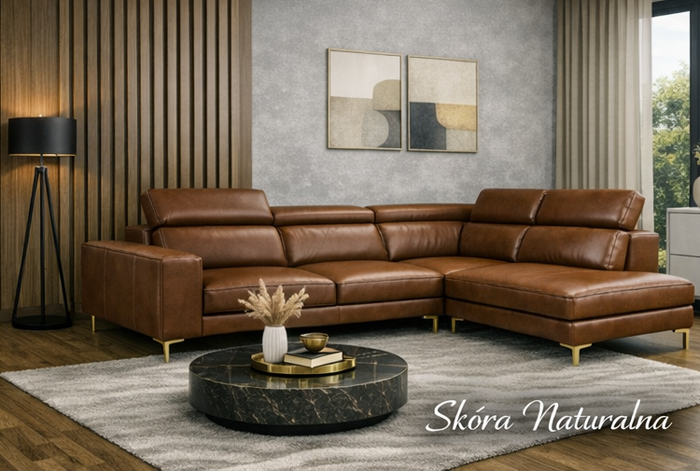 Duży narożnik tapicerowany brązową skórą naturalną, ustawiony w eleganckim, nowoczesnym salonie z marmurowym stolikiem, drewnianą podłogą i minimalistycznymi dekoracjami.