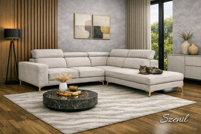 Narożnik tapicerowany jasnoszarą tkaniną typu szenil, ustawiony w eleganckim salonie z marmurowym stolikiem, drewnianą podłogą i minimalistycznymi dekoracjami.