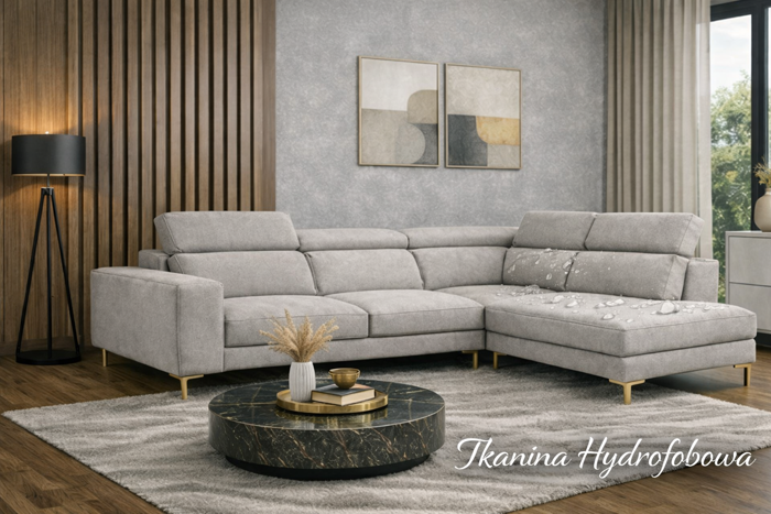 Narożnik tapicerowany jasnoszarą tkaniną hydrofobową, ustawiony w eleganckim salonie; na siedzisku widoczne krople wody, które nie wsiąkają w materiał.