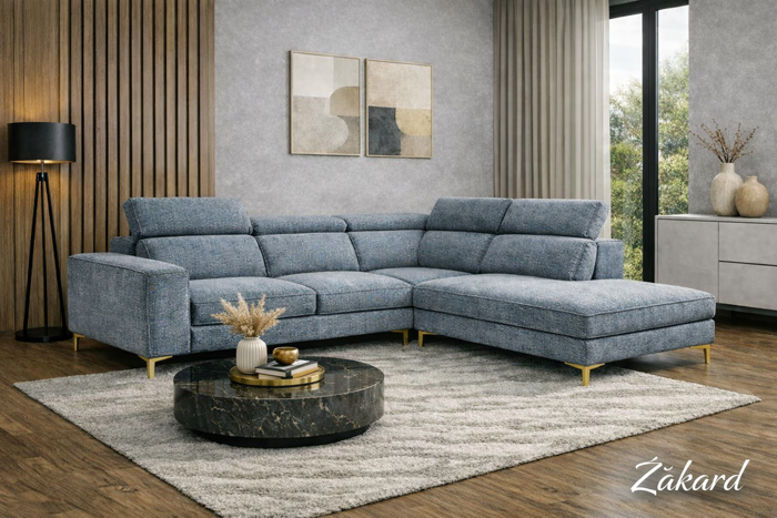 Narożnik tapicerowany niebieską tkaniną typu żakard o wyraźnej strukturze, ustawiony w nowoczesnym salonie z marmurowym stolikiem, drewnianą podłogą i minimalistycznymi dekoracjami.