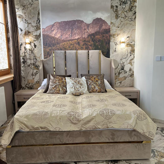 Nowoczesna sypialnia z tapicerowanym łóżkiem L546 Akimo, z wysokim zagłówkiem i elegancką, jasną aranżacją.