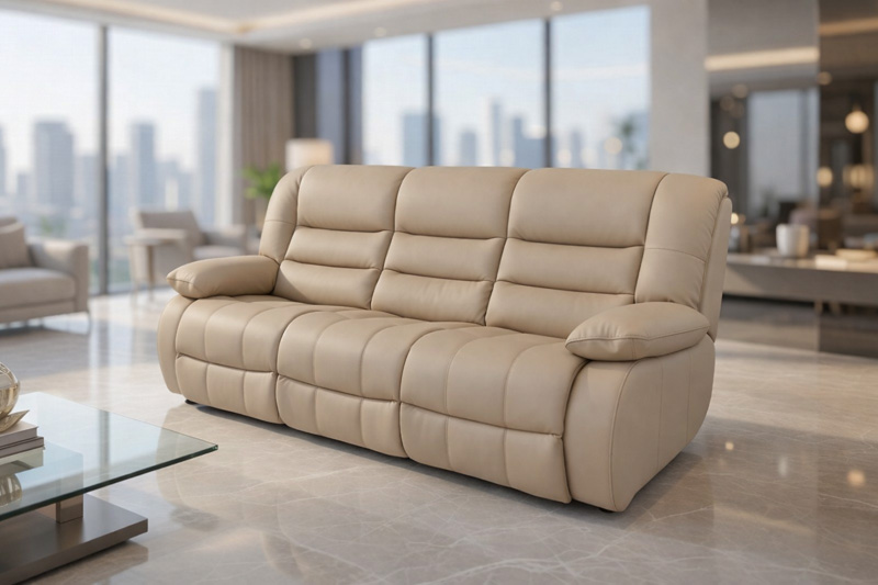 Beżowa skórzana sofa z funkcją relaksu w eleganckim, nowoczesnym salonie z panoramicznym widokiem na miasto.