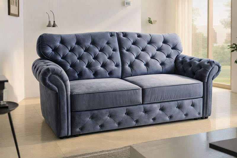 Ciemnoszara pikowana sofa z dekoracyjnymi poduszkami w eleganckim, nowoczesnym salonie z roślinami i jasnymi dodatkami.