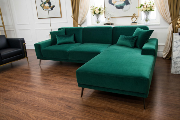 Narożnik M135 Akimo Meble w zielonej tapicerce na metalowych nogach, ustawiony w eleganckim, nowoczesnym salonie.