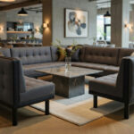 Model M231 to nowoczesna sofa modułowa stworzona z myślą o obiektach użyteczności publicznej. Łączy rzemieślniczną precyzję wykonania, solidną konstrukcję oraz estetyczną, minimalistyczną formę. Idealna do recepcji, poczekalni, stref lounge i przestrzeni komercyjnych. W pełni personalizowana pod wymiar, tapicerkę i wykończenia.