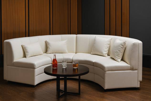 Zaokrąglona sofa modułowa Model M255 od Mebel Akimo w nowoczesnym wnętrzu użyteczności publicznej.