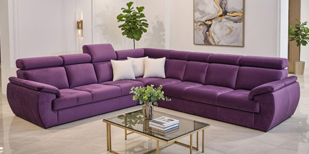 Narożna sofa M005 w głębokim fioletowym kolorze w nowoczesnym salonie ze szklanym stolikiem i dekoracyjnymi roślinami.