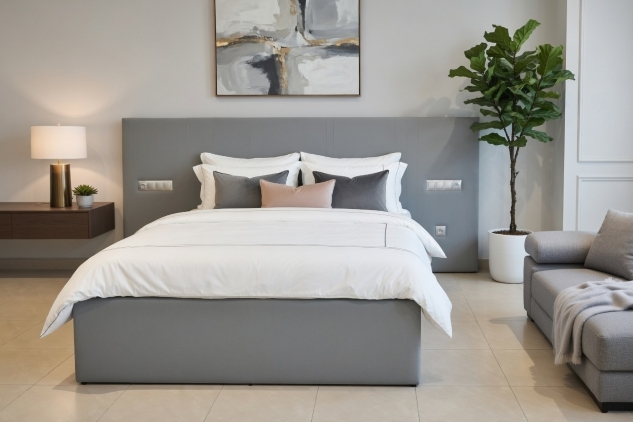 Nowoczesna sypialnia z tapicerowanym łóżkiem L528 Akimo, z jasnym zagłówkiem i elegancką, minimalistyczną aranżacją.