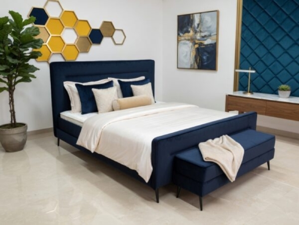 Nowoczesna sypialnia z tapicerowanym łóżkiem L632 Akimo, w granatowej kolorystyce z dekoracyjnym zagłówkiem i elegancką aranżacją.