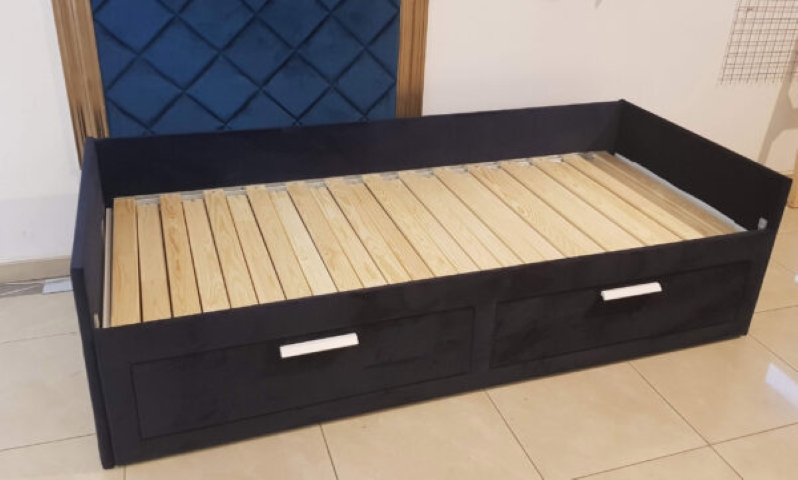 Nowoczesne łóżko L617 Akimo z tapicerowanym wbudowanymi szufladami, w funkcjonalnej aranżacji sypialni.