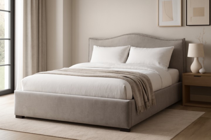 Nowoczesna sypialnia z tapicerowanym łóżkiem L623 Akimo, z jasnym zagłówkiem i minimalistyczną aranżacją.