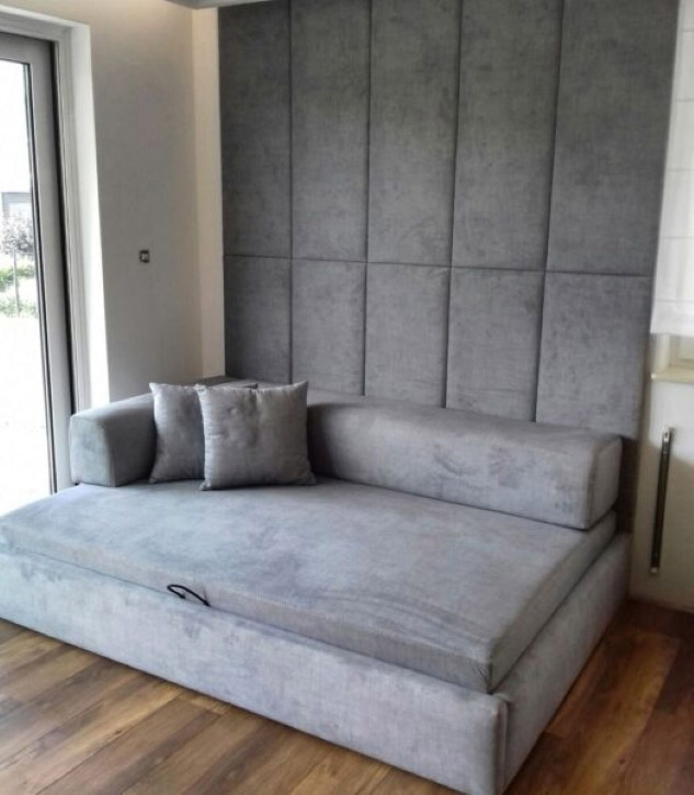 Nowoczesne wnętrze z tapicerowanym łóżkiem L629 Akimo, z panelowym zagłówkiem i minimalistyczną aranżacją.