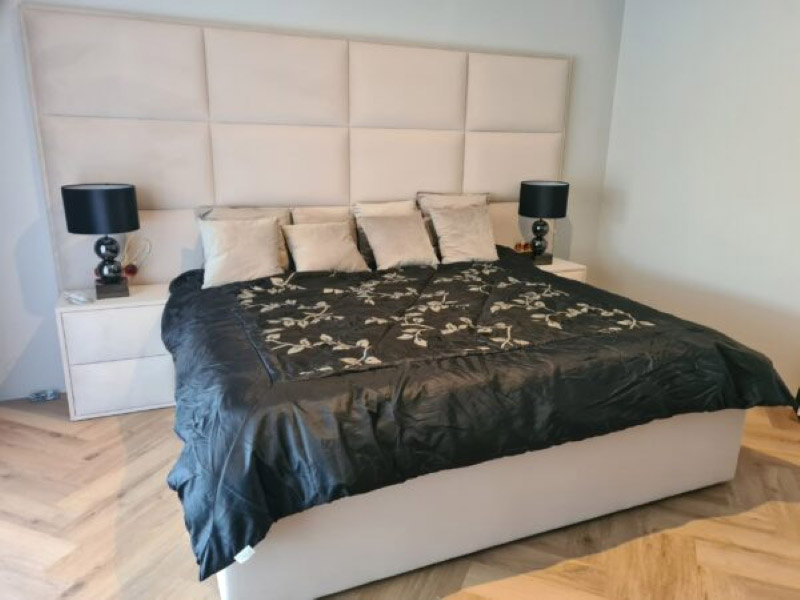 Nowoczesna sypialnia z tapicerowanym łóżkiem L666 Akimo, z panelowym zagłówkiem i elegancką, jasną aranżacją.