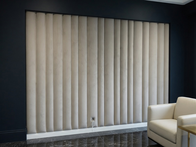Panel tapicerowany P910 w jasnej, pionowej strukturze, zamontowany na ścianie w nowoczesnym wnętrzu.
