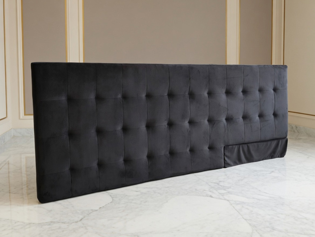 Panel tapicerowany P911 w ciemnej, pikowanej tkaninie, zamontowany na eleganckiej ścianie.