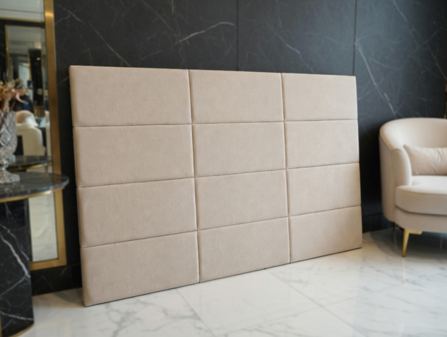 Panel tapicerowany P916 z jasnych, prostokątnych modułów ustawiony w eleganckim, nowoczesnym wnętrzu.