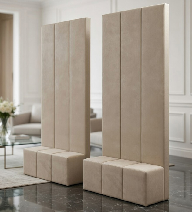 Dwa wysokie panele tapicerowane P917 w jasnej tkaninie, ustawione w eleganckim, nowoczesnym wnętrzu.