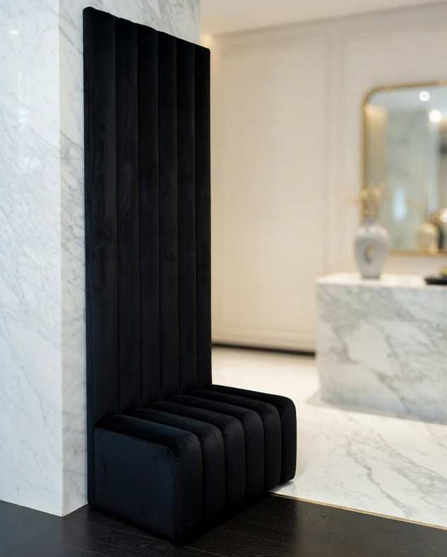 Panel tapicerowany P918 w czarnej, pionowej strukturze, zamontowany w eleganckim, nowoczesnym wnętrzu