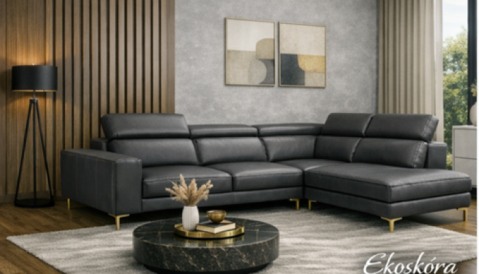 Nowoczesny narożnik tapicerowany czarną ekoskórą, ustawiony w eleganckim salonie z marmurowym stolikiem, drewnianą podłogą i minimalistycznymi dekoracjami.
